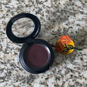 MAC velvet eyeshadow in SKETCH